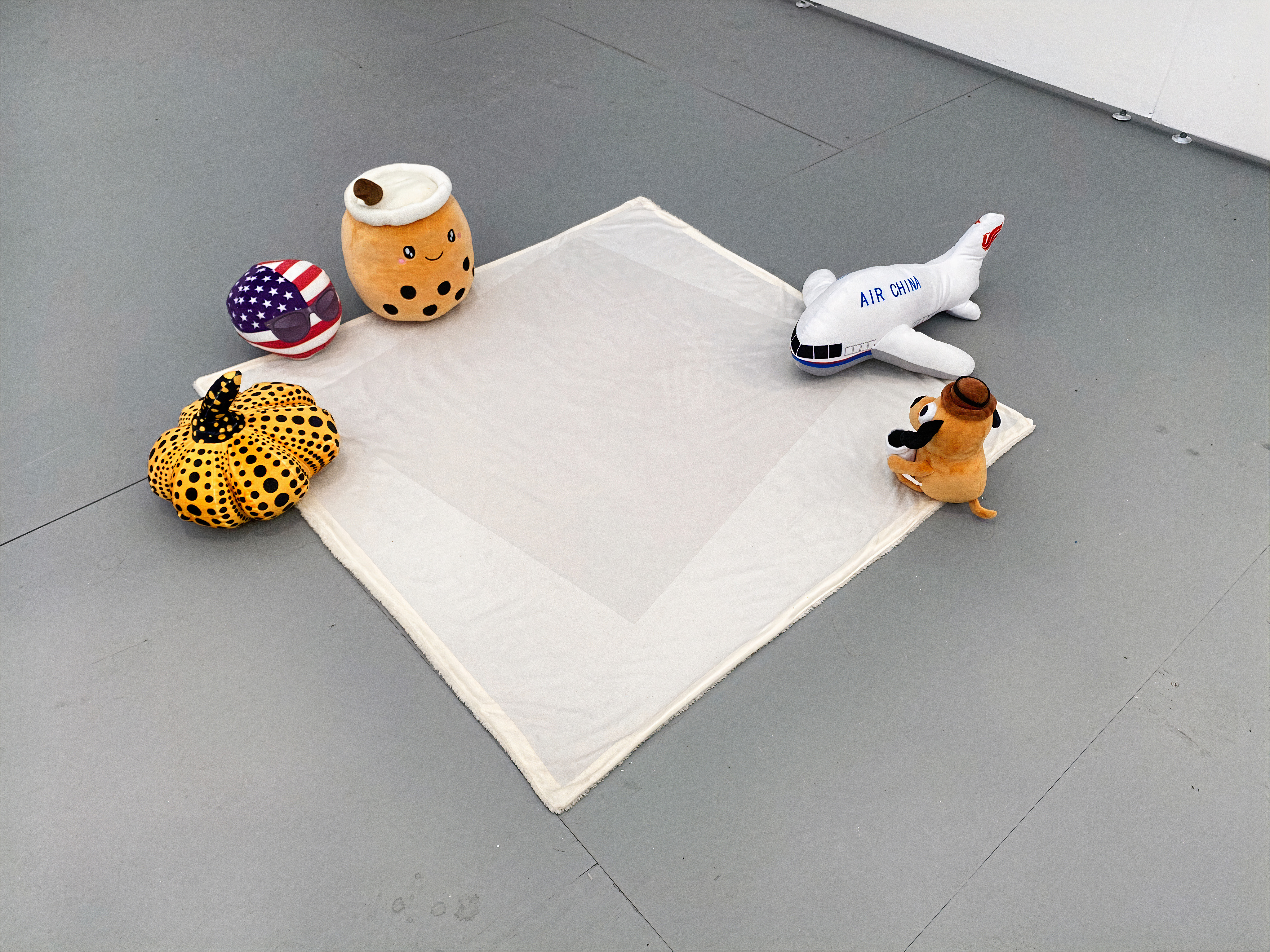 Un camino nivelado que parece irregular o la gran lógica de los contenidos que traen el mundo a la existencia – Sturtevant, Kelley Arena #7 — Marek Wolfryd